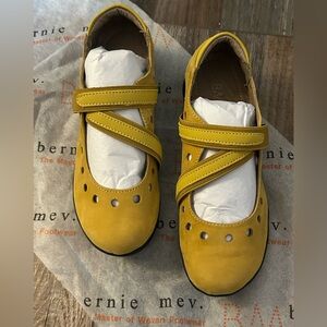 Bernie Mev winslet Women's Cuddly Mary Jane Flat Sz 6.5 criss cross mustard